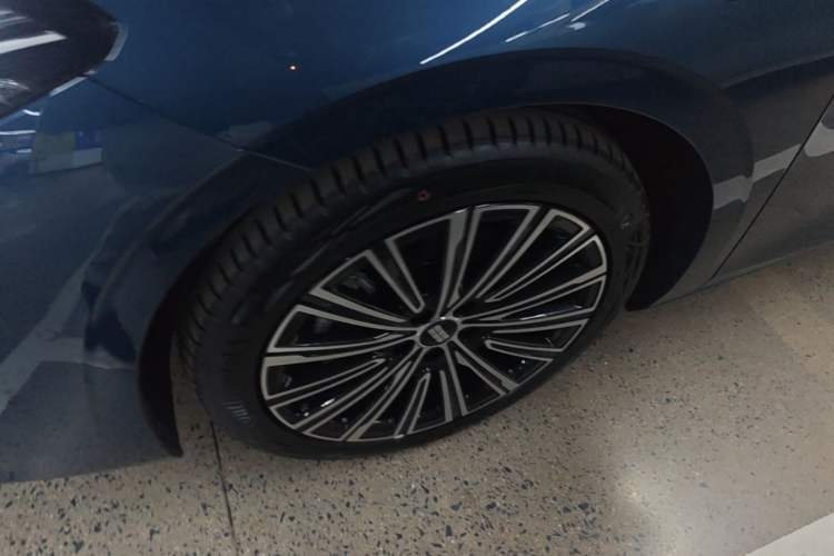 Used Geely Galaxy A7 2025 Model EM-i 150km Starship Edition Left Front Wheel Hub