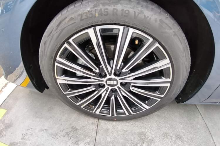 Used Geely Galaxy A7 2025 Model EM-i 150km Starship Edition Left Front Wheel Hub