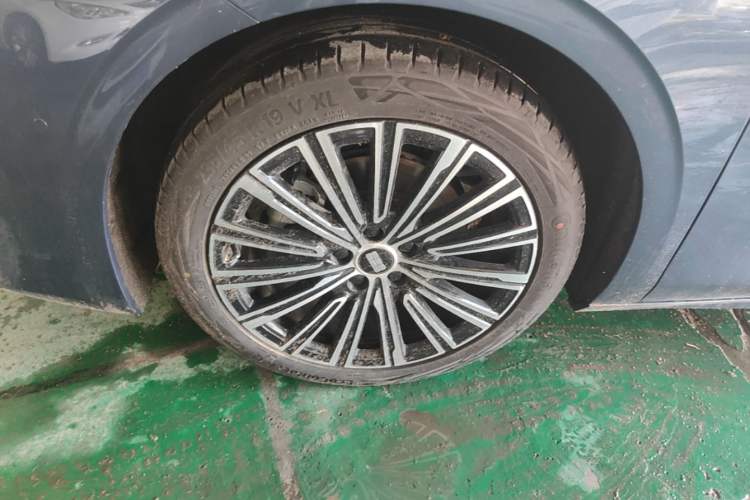 Used Geely Galaxy A7 2025 Model EM-i 150km Starship Edition Left Front Wheel Hub
