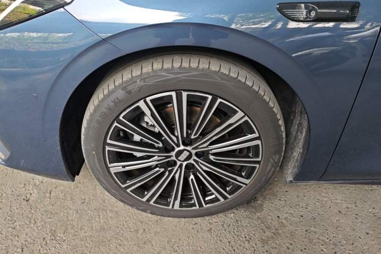 Used Geely Galaxy A7 2025 Model EM-i 150km Starship Edition Left Front Wheel Hub