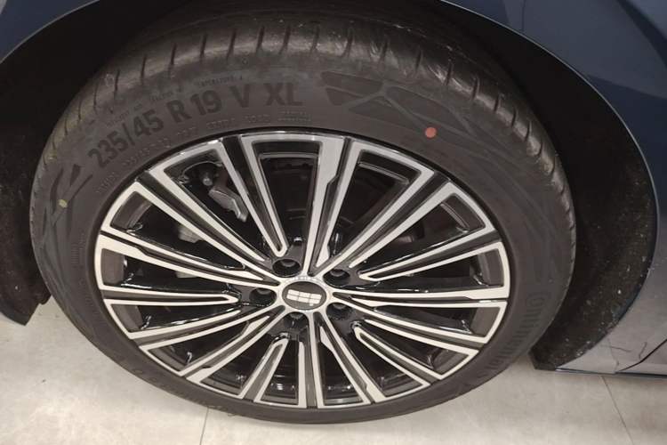 Used Geely Galaxy A7 2025 Model EM-i 150km Starship Edition Left Front Wheel Hub