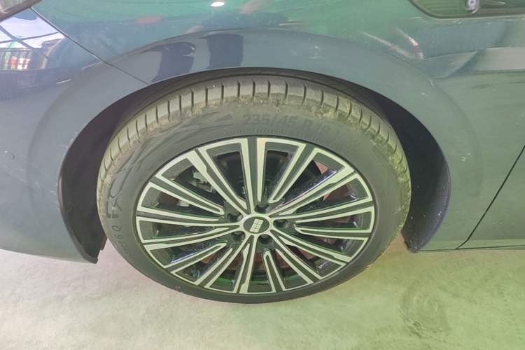 Used Geely Galaxy A7 2025 Model EM-i 150km Starship Edition Left Front Wheel Hub