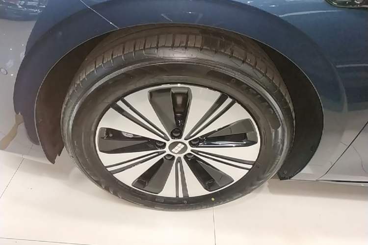 Used Geely Galaxy A7 2025 Model EM-i 150km Exploration+ Edition Left Front Wheel Hub