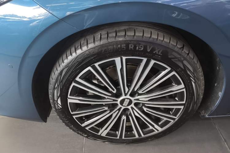 Used Geely Galaxy A7 2025 Model EM-i 150km Starship Edition Left Front Wheel Hub