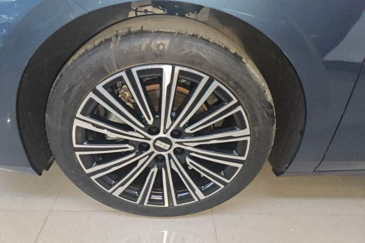 Used Geely Galaxy A7 2025 Model EM-i 150km Starship Edition Left Front Wheel Hub