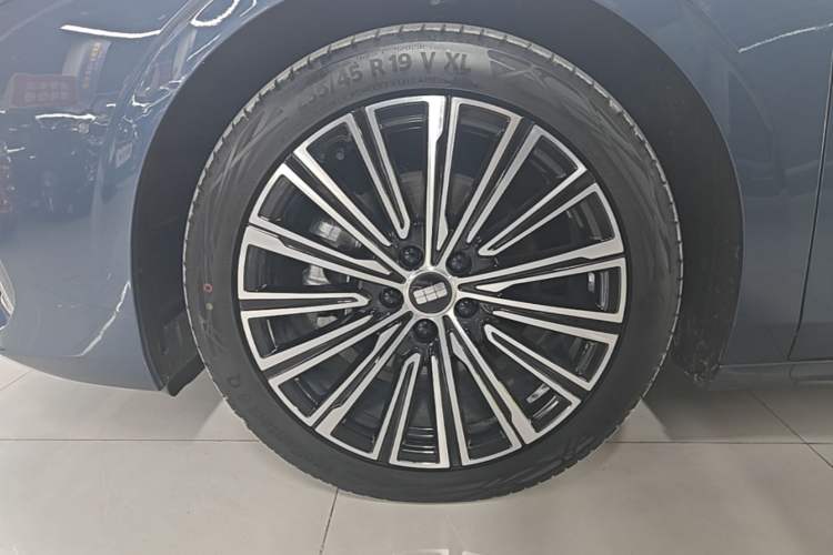 Used Geely Galaxy A7 2025 Model EM-i 150km Starship Edition Left Front Wheel Hub