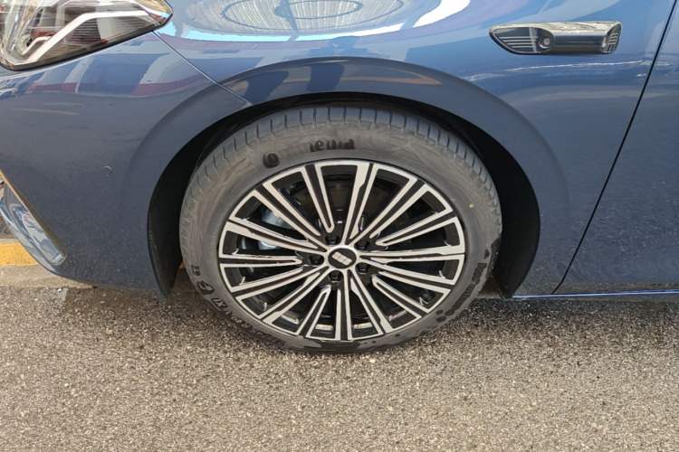 Used Geely Galaxy A7 2025 Model EM-i 150km Starship Edition Left Front Wheel Hub