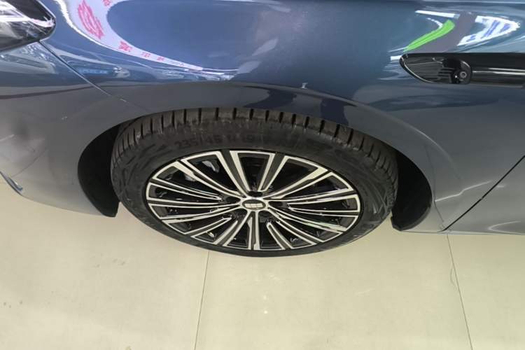 Used Geely Galaxy A7 2025 Model EM-i 150km Starship Edition Left Front Wheel Hub
