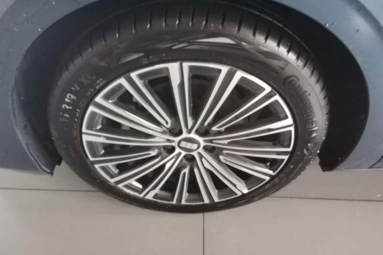 Used Geely Galaxy A7 2025 Model EM-i 150km Starship Edition Left Front Wheel Hub
