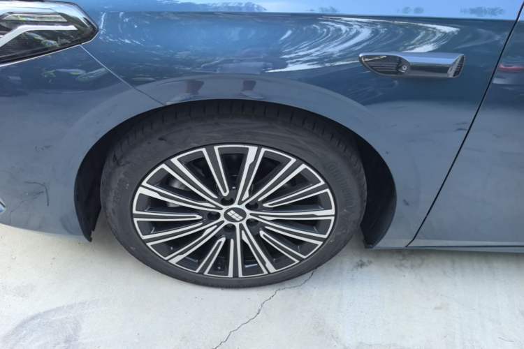Used Geely Galaxy A7 2025 Model EM-i 150km Starship Edition Left Front Wheel Hub