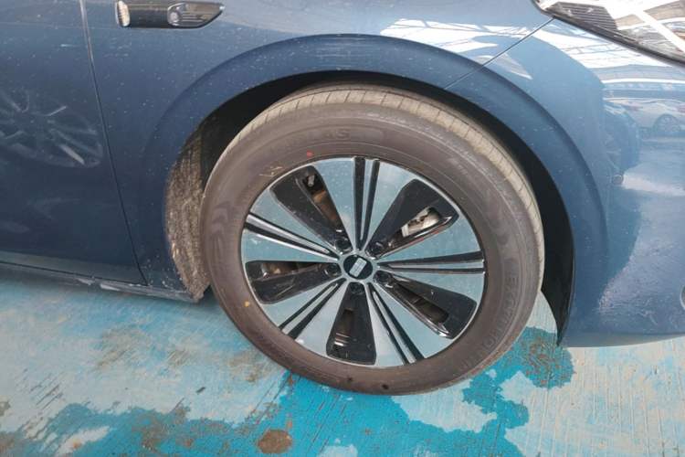 Used Geely Galaxy A7 2025 Model EM-i 150km Exploration+ Edition Right Front Wheel Hub