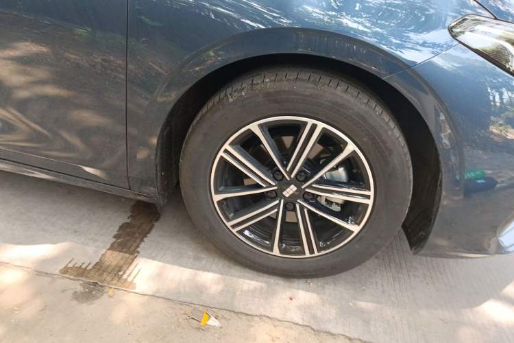 Used Geely Galaxy A7 2025 Model EM-i 70km Luxury Edition Right Front Wheel Hub