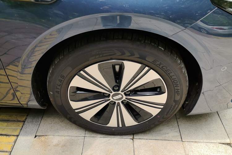 Used Geely Galaxy A7 2025 Model EM-i 150km Exploration+ Edition Right Front Wheel Hub