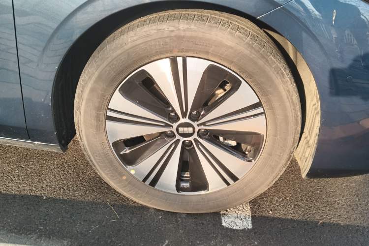 Used Geely Galaxy A7 2025 Model EM-i 150km Exploration+ Edition Right Front Wheel Hub