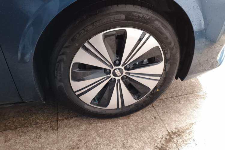 Used Geely Galaxy A7 2025 Model EM-i 150km Exploration+ Edition Right Front Wheel Hub