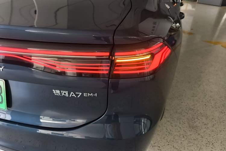 Used Geely Galaxy A7 2025 Model EM-i 150km Starship Edition Right Rear Taillight
