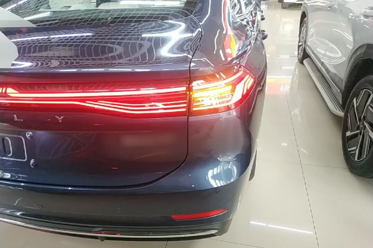 Used Geely Galaxy A7 2025 Model EM-i 150km Long-Distance Edition Right Rear Taillight