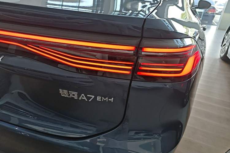 Used Geely Galaxy A7 2025 Model EM-i 150km Starship Edition Right Rear Taillight