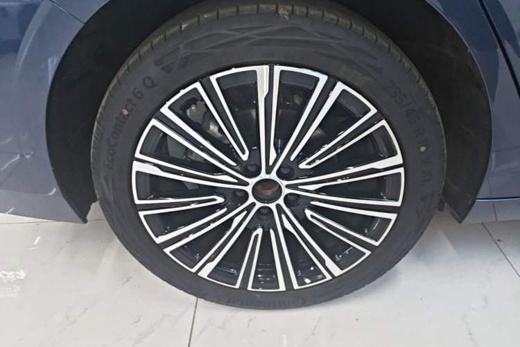 Used Geely Galaxy A7 2025 Model EM-i 150km Starship Edition Right Rear Wheel Hub