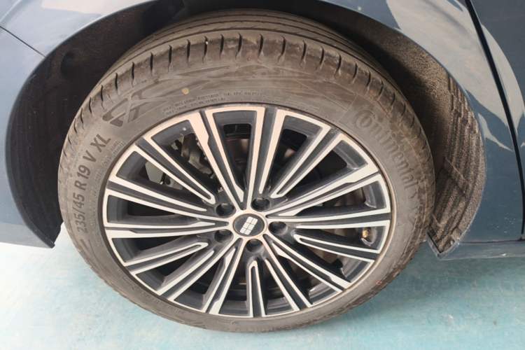 Used Geely Galaxy A7 2025 Model EM-i 150km Starship Edition Right Rear Wheel Hub