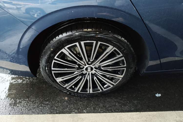 Used Geely Galaxy A7 2025 Model EM-i 150km Starship Edition Right Rear Wheel Hub