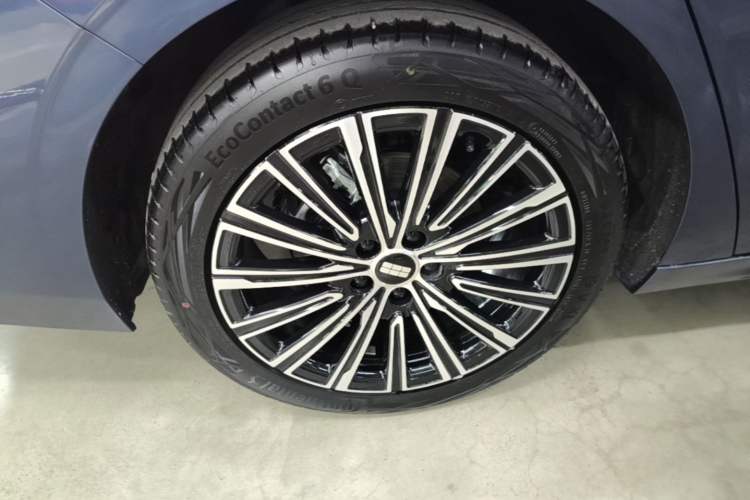 Used Geely Galaxy A7 2025 Model EM-i 150km Starship Edition Right Rear Wheel Hub