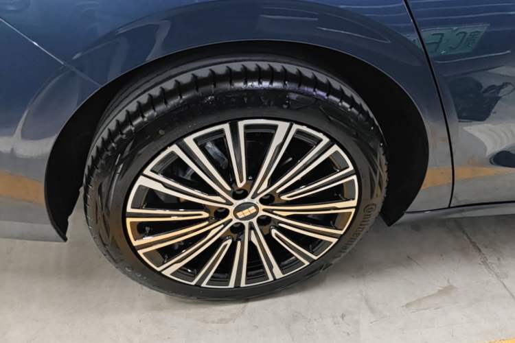 Used Geely Galaxy A7 2025 Model EM-i 150km Starship Edition Right Rear Wheel Hub
