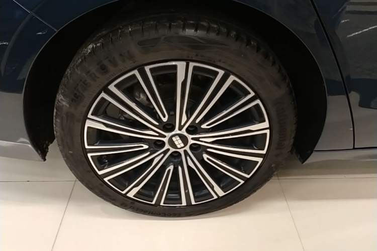 Used Geely Galaxy A7 2025 Model EM-i 150km Starship Edition Right Rear Wheel Hub