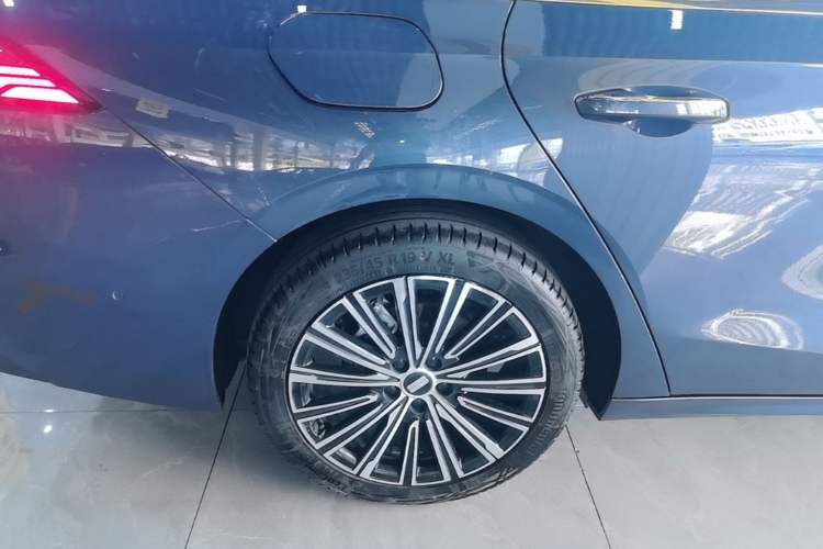 Used Geely Galaxy A7 2025 Model EM-i 150km Starship Edition Right Rear Wheel Hub