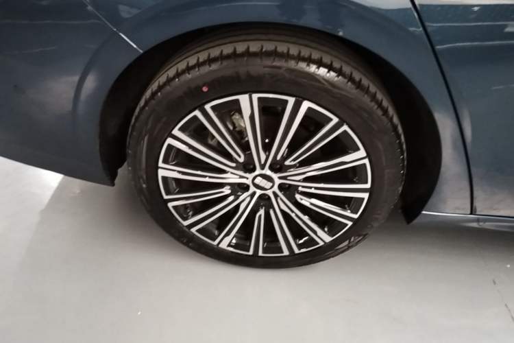 Used Geely Galaxy A7 2025 Model EM-i 150km Starship Edition Right Rear Wheel Hub
