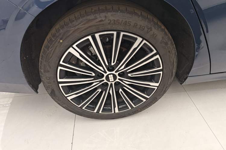 Used Geely Galaxy A7 2025 Model EM-i 150km Starship Edition Right Rear Wheel Hub