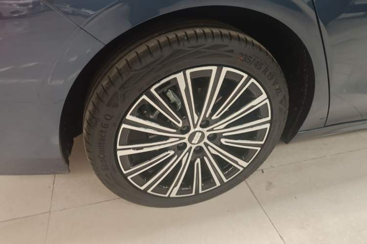 Used Geely Galaxy A7 2025 Model EM-i 150km Starship Edition Right Rear Wheel Hub