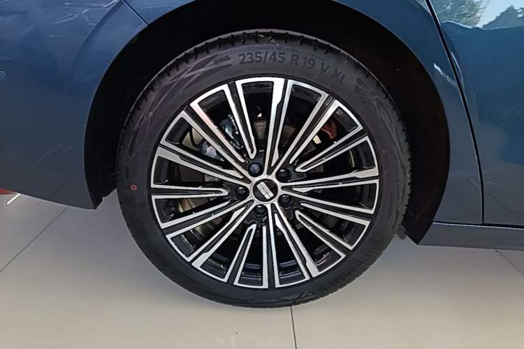 Used Geely Galaxy A7 2025 Model EM-i 150km Starship Edition Right Rear Wheel Hub