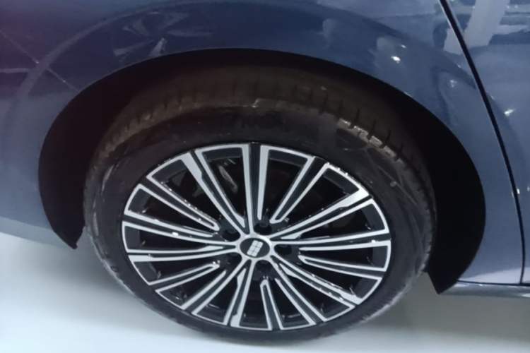 Used Geely Galaxy A7 2025 Model EM-i 150km Starship Edition Right Rear Wheel Hub