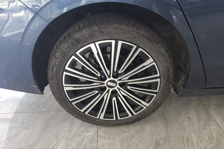Used Geely Galaxy A7 2025 Model EM-i 150km Starship Edition Right Rear Wheel Hub