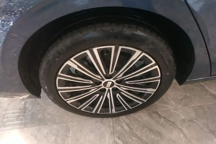 Used Geely Galaxy A7 2025 Model EM-i 150km Starship Edition Right Rear Wheel Hub