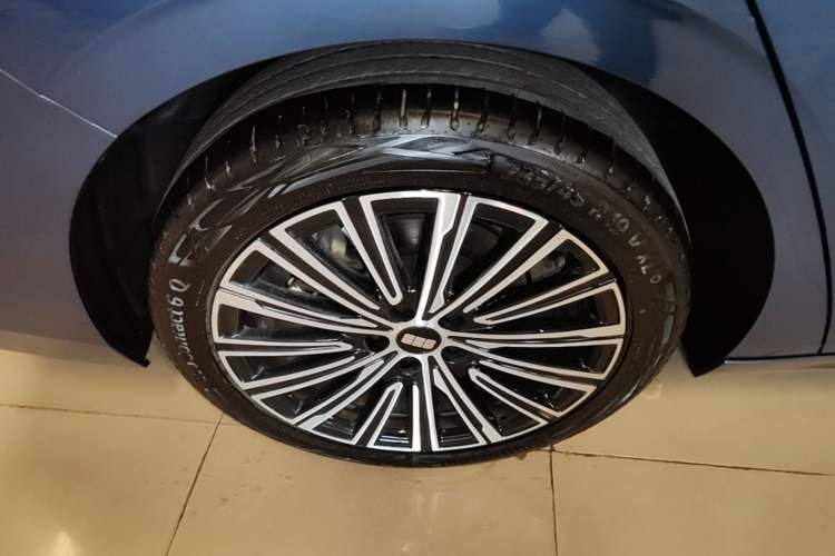 Used Geely Galaxy A7 2025 Model EM-i 150km Starship Edition Right Rear Wheel Hub