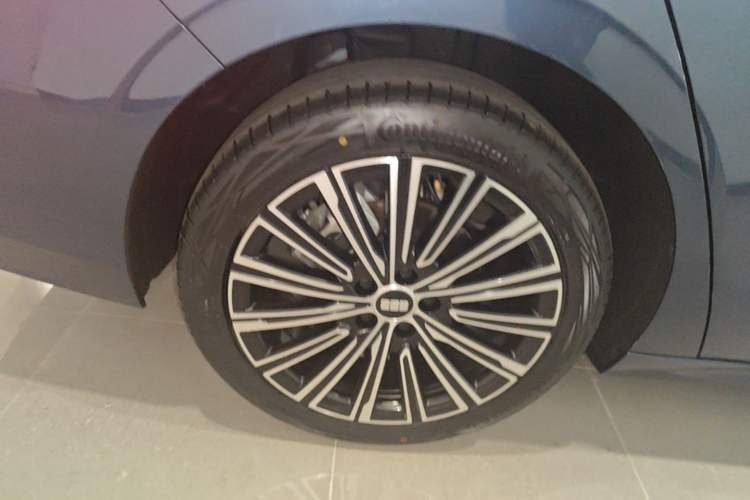 Used Geely Galaxy A7 2025 Model EM-i 150km Starship Edition Right Rear Wheel Hub