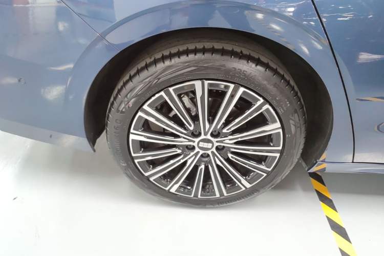 Used Geely Galaxy A7 2025 Model EM-i 150km Starship Edition Right Rear Wheel Hub