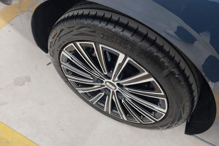 Used Geely Galaxy A7 2025 Model EM-i 150km Starship Edition Right Rear Wheel Hub