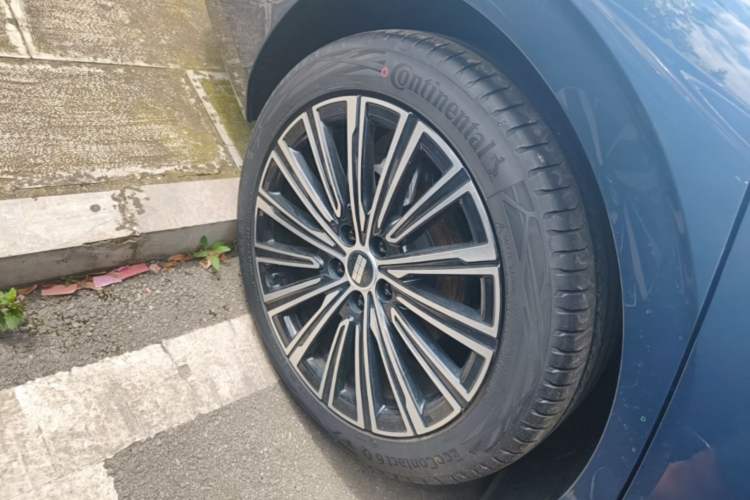 Used Geely Galaxy A7 2025 Model EM-i 150km Starship Edition Right Rear Wheel Hub