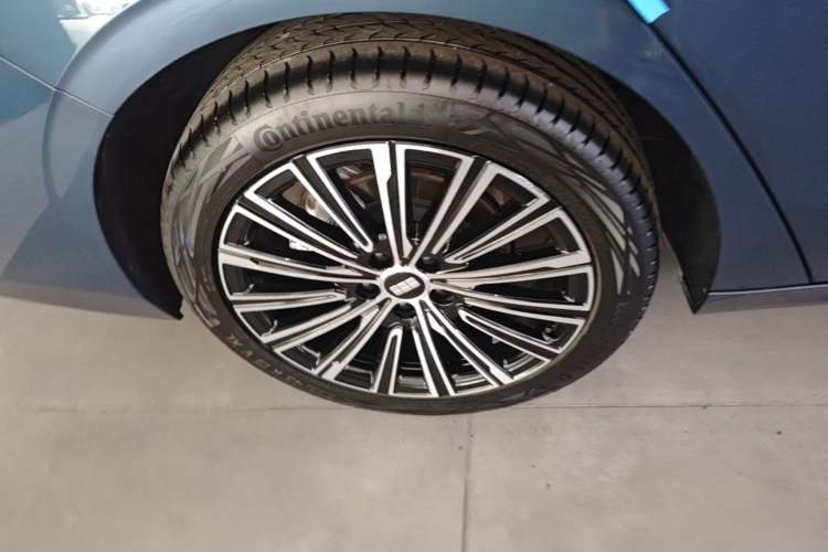 Used Geely Galaxy A7 2025 Model EM-i 150km Starship Edition Right Rear Wheel Hub