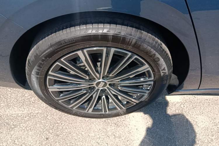 Used Geely Galaxy A7 2025 Model EM-i 150km Starship Edition Right Rear Wheel Hub