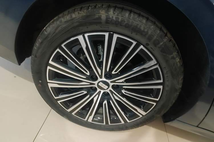 Used Geely Galaxy A7 2025 Model EM-i 150km Starship Edition Right Rear Wheel Hub