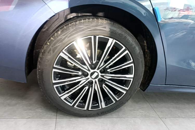 Used Geely Galaxy A7 2025 Model EM-i 150km Starship Edition Right Rear Wheel Hub