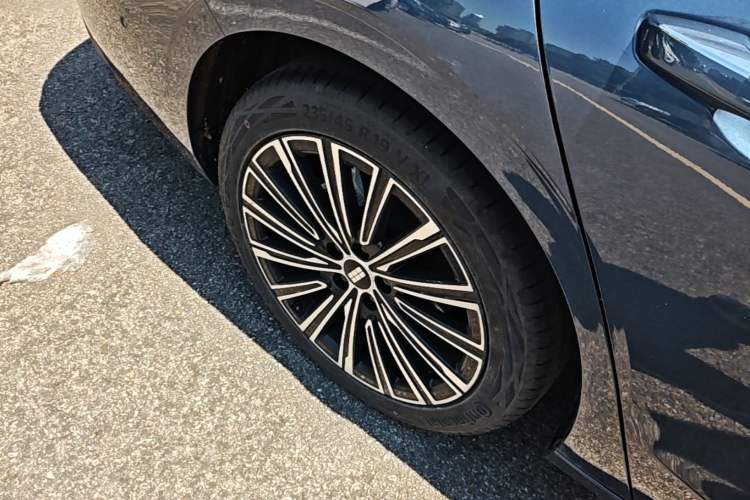 Used Geely Galaxy A7 2025 Model EM-i 150km Starship Edition Right Rear Wheel Hub