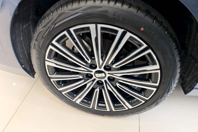 Used Geely Galaxy A7 2025 Model EM-i 150km Starship Edition Right Rear Wheel Hub