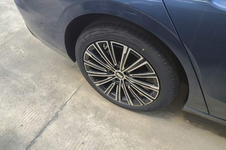Used Geely Galaxy A7 2025 Model EM-i 150km Starship Edition Right Rear Wheel Hub