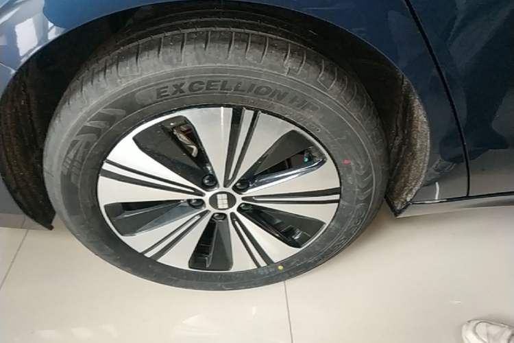Used Geely Galaxy A7 2025 Model EM-i 150km Long-Distance Edition Right Rear Wheel Hub
