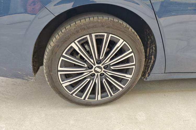 Used Geely Galaxy A7 2025 Model EM-i 150km Starship Edition Right Rear Wheel Hub